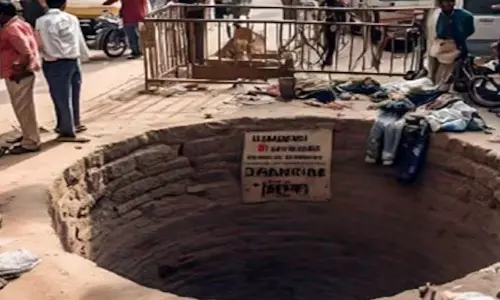 மனைவியுடன் தகராறு: கிணற்றில் தள்ளப்பட்ட பைக்கை மீட்க சென்ற கணவருடன் சேர்ந்து 4 வாலிபர்கள் பலியான சோகம்