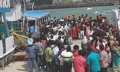 விவேகானந்தர் மண்டபத்துக்கு ஒரே ஆண்டில் 20 லட்சம் சுற்றுலா பயணிகள் படகில் பயணம்