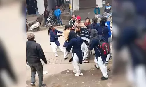 VIDEO: அவன் எனக்கு தான்... ஒரு மாணவனுக்காக சாலையில் சண்டை போட்ட மாணவிகள்