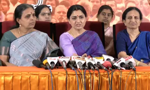 பெண்கள் அரசியல் ஃபுட்பால் கிடையாது.. இங்கேயும் அங்கேயும் தூக்கி வீசுவதற்கு..- குஷ்பூ ஆதங்கம்