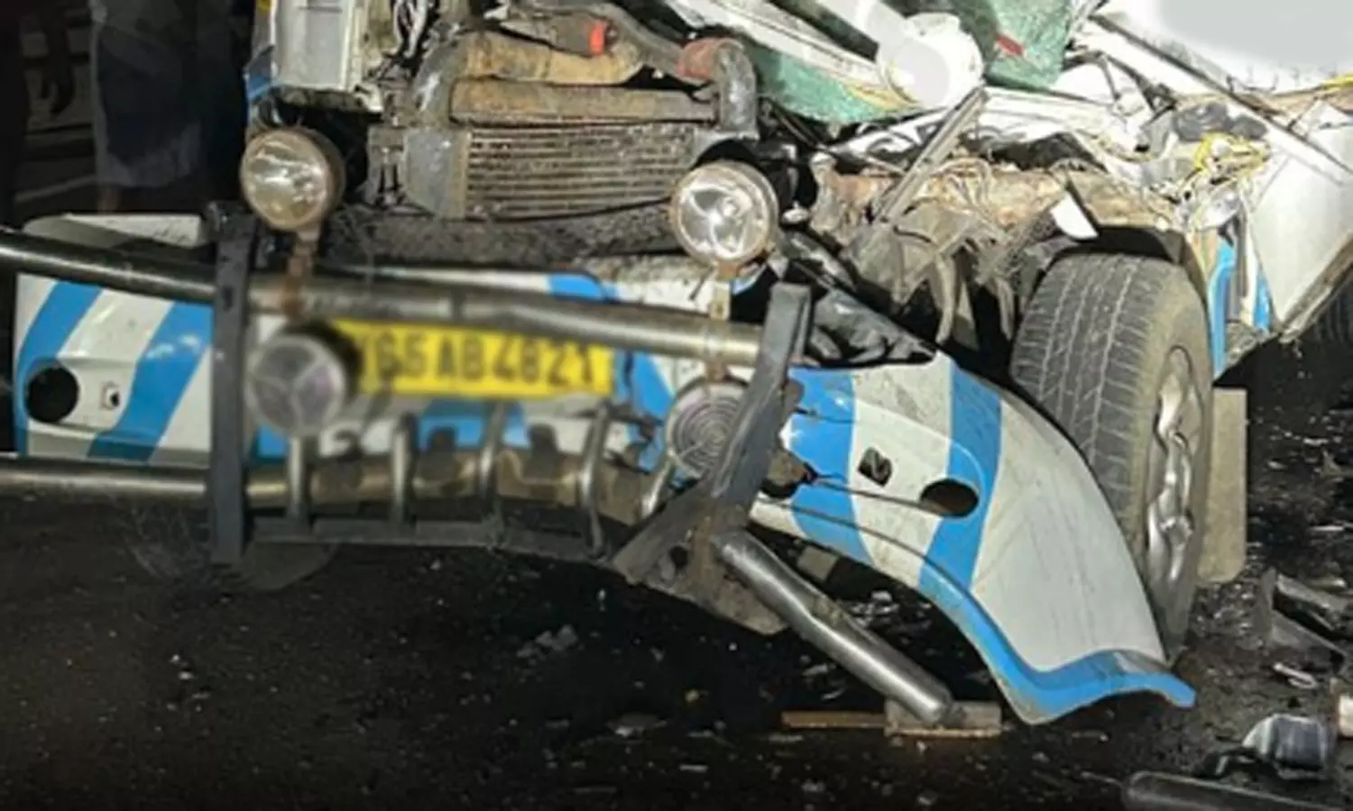 ராமேஸ்வரம் அருகே லாரி மீது ஆம்புலன்ஸ் மோதி விபத்து- 3 பேர் உயிரிழப்பு ராமேஸ்வரம் அருகே லாரி மீது ஆம்புலன்ஸ் மோதி விபத்து- 3 பேர் உயிரிழப்பு