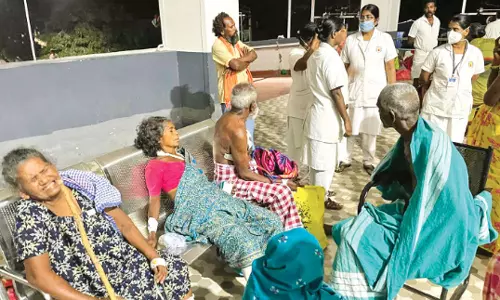 ராமநாதபுரம் அரசு ஆஸ்பத்திரியில் நள்ளிரவில் தீ விபத்து- நோயாளிகளுக்கு மூச்சுத்திணறல்