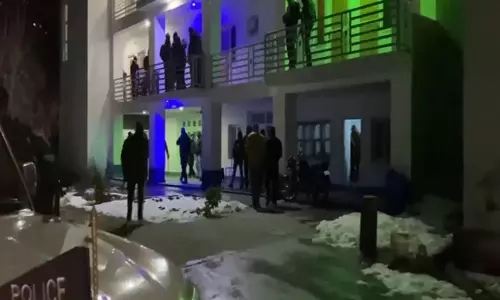 புத்தாண்டு கொண்டாட்டம்- சொகுசு விடுதியில் மர்மமாக இறந்து கிடந்த 3 நண்பர்கள்