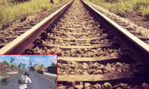 வேற இடமே கிடைக்கலையா? தண்டவாளத்தில் PUBG விளையாடிய வாலிபர்கள் ரெயில் மோதி உயிரிழப்பு