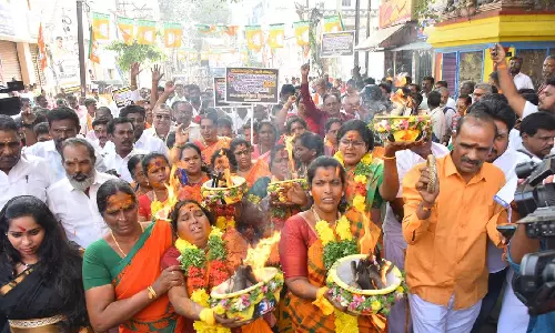 மதுரையில் தடையை மீறி பேரணி: குஷ்பு-பா.ஜ.க. மகளிர் அணி நிர்வாகிகள் அதிரடியாக கைது