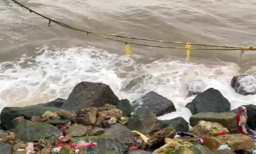 திருச்செந்தூரில் கருப்பு நிறத்தில் காட்சியளிக்கும் கடல்