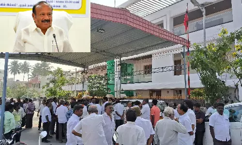 பாதிப்புக்கு நிதி கேட்டால் ரெய்டு நடத்தி நெருக்கடி கொடுக்கும் மத்திய அரசு- அமைச்சர் குற்றச்சாட்டு