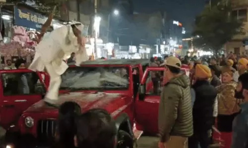 சீக்கியர்கள் வழிபாட்டு ஊர்வலத்தில் புகுந்த கார்.. அடித்து நொறுக்கிய பக்தர்கள்- வீடியோ