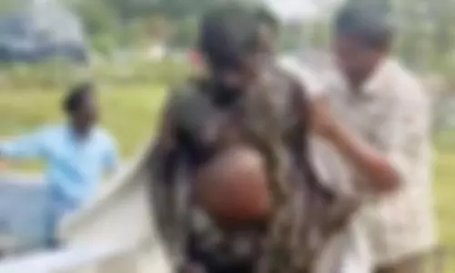 கலெக்டர் அலுவலகம் முன்பு தொழிலாளி தீக்குளிப்பு