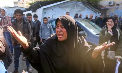 காசா: மனிதாபிமான மண்டலத்தில் இஸ்ரேல் தாக்குதல் - குழந்தைகள் உட்பட 50 பேர் பலி