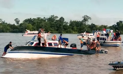 இந்தோனேசியாவில் சோகம்: படகு கவிழ்ந்த விபத்தில் 8 பேர் பலி