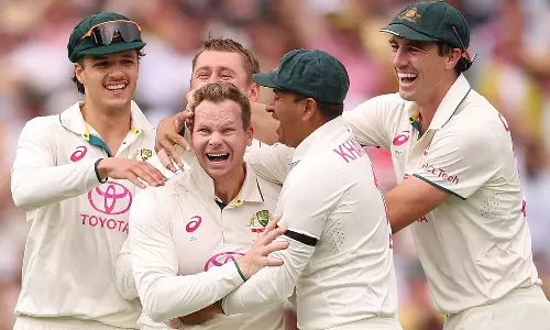 பார்டர்-கவாஸ்கர் தொடரில் அதிக கேட்ச்: லட்சுமண், பாண்டிங் சாதனையை சமன் செய்த ஸ்மித்