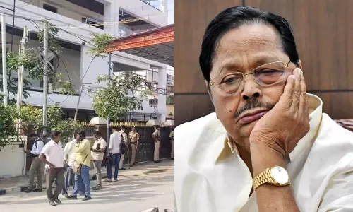 அமைச்சர் துரைமுருகன் வீட்டில் அமலாக்கத்துறை சோதனை  நிறைவு.. கடப்பாரையால் அறைக் கதவுகள் உடைப்பு