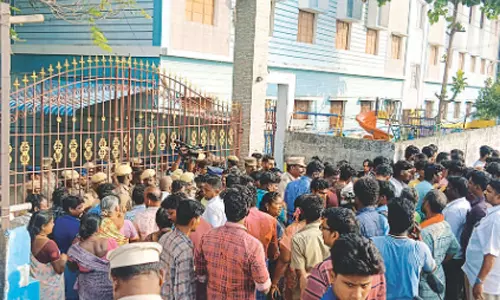 சிறுமி உயிரிழப்பு எதிரொலி- தனியார் பள்ளி முன் போலீசார் குவிப்பு