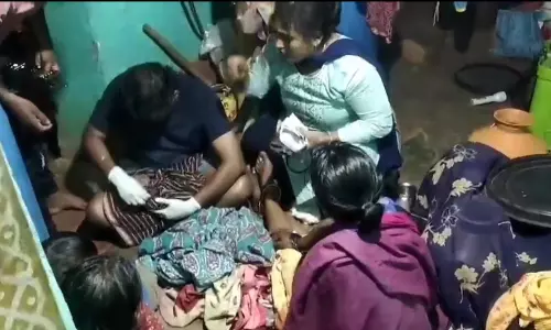 யானைகள் மிகுந்த வனப்பகுதிக்குள் 10 கி.மீ. சென்று நள்ளிரவு பெண்ணுக்கு பிரசவம் பார்த்த மருத்துவ குழு