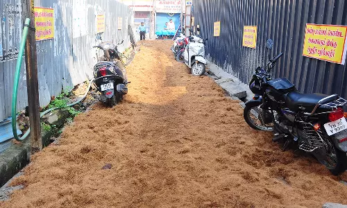 சேலம் டவுன் பெரியார் தெருவில் பொது மக்களே அமைத்த காங்கிரீட் சாலை