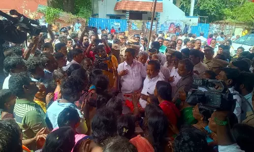 கழிவுநீர் தொட்டியில் விழுந்து பலியான சிறுமியின் உடலுக்கு அமைச்சர் பொன்முடி அஞ்சலி