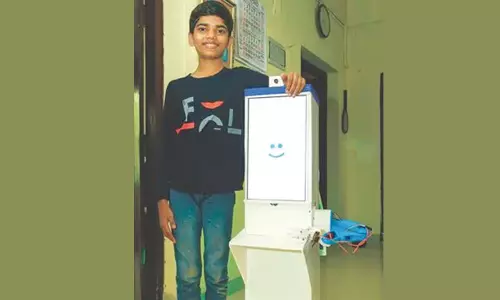 டாக்டர்-நர்சுகளுக்கு தொற்றுநோய் பாதிக்காமல் தவிர்க்க பள்ளி மாணவன் தயாரித்த நர்சிங் ரோபோ