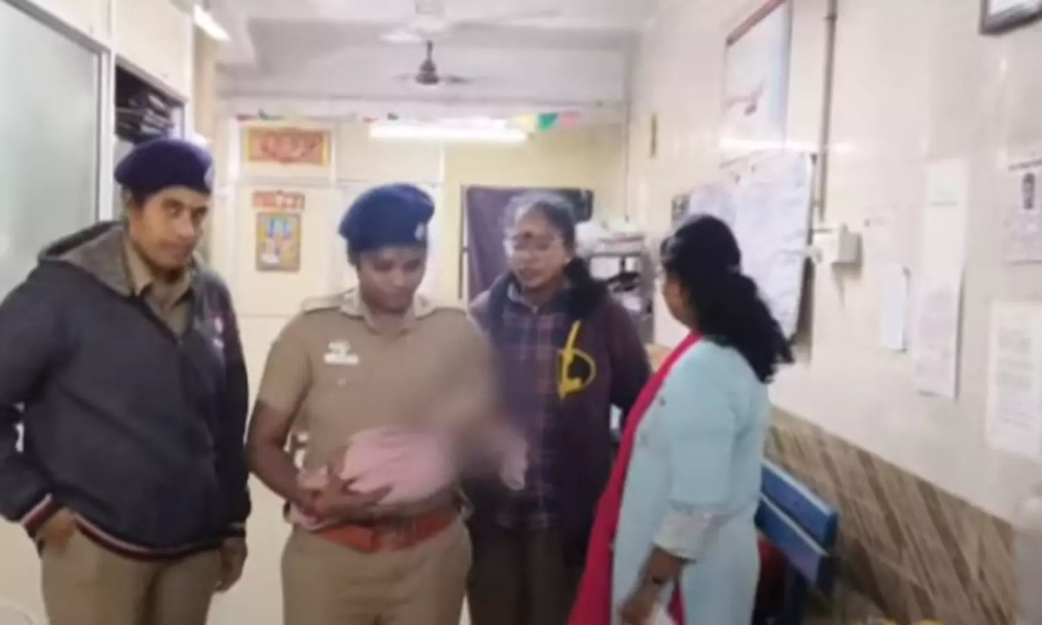 பெரம்பூர் ரெயில் நிலையம் அருகே கைவிடப்பட்ட 3 மாத குழந்தை மீட்பு பெரம்பூர் ரெயில் நிலையம் அருகே கைவிடப்பட்ட 3 மாத குழந்தை மீட்பு