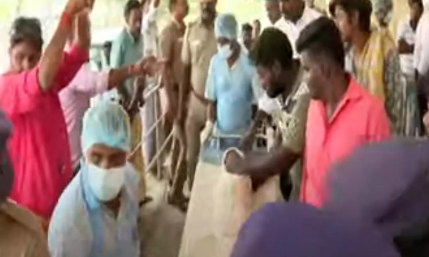 பிரேத பரிசோதனை நிறைவு- சிறுமியின் உடல் தந்தையிடம் ஒப்படைப்பு பிரேத பரிசோதனை நிறைவு- சிறுமியின் உடல் தந்தையிடம் ஒப்படைப்பு