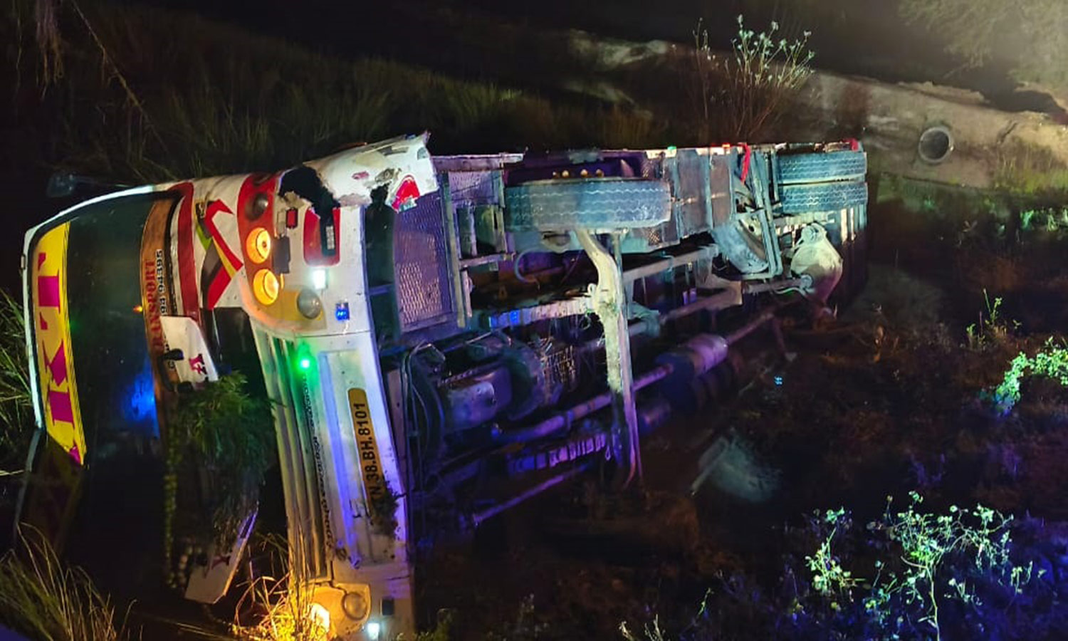 மின் கம்பத்தில் மோதி சாலையோர பள்ளத்தில் பஸ் கவிழ்ந்து விபத்து மின் கம்பத்தில் மோதி சாலையோர பள்ளத்தில் பஸ் கவிழ்ந்து விபத்து