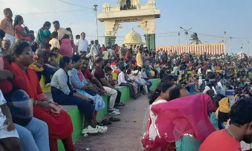 சுற்றுலா பயணிகள் குவிந்ததால் களை கட்டிய கன்னியாகுமரி