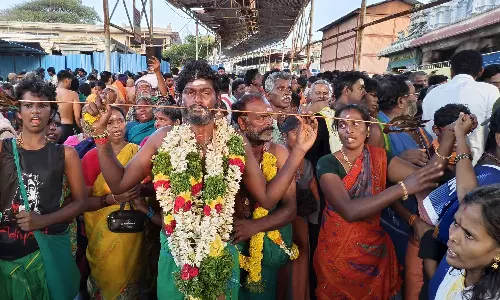 திருச்செந்தூரில் அலைமோதிய பக்தர்கள் கூட்டம்: பாதயாத்திரையாகவும், காவடி எடுத்தும் வந்தனர்