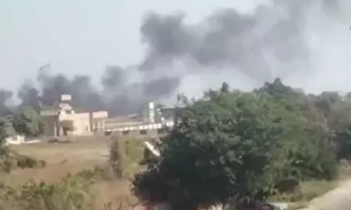 கடலோர காவல் படைக்கு சொந்தமான ஹெலிகாப்டர் நொறுங்கி விழுந்து விபத்து - 3 பேர் உயிரிழப்பு