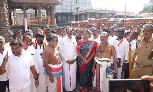 யாரை சரி கட்டுவதற்காக அமைச்சர் டெல்லி போகிறார் என்பது தெரியவில்லை- பிரேமலதா