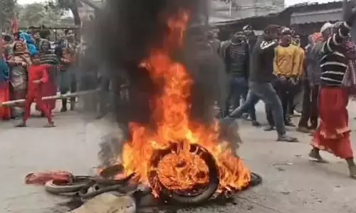 VIDEO: வரதட்சணை கொடுமை வழக்கில் கைது செய்ய வந்த  போலீஸ்.. வழிமறித்து சரமாரியாக தாக்கிய மக்கள்