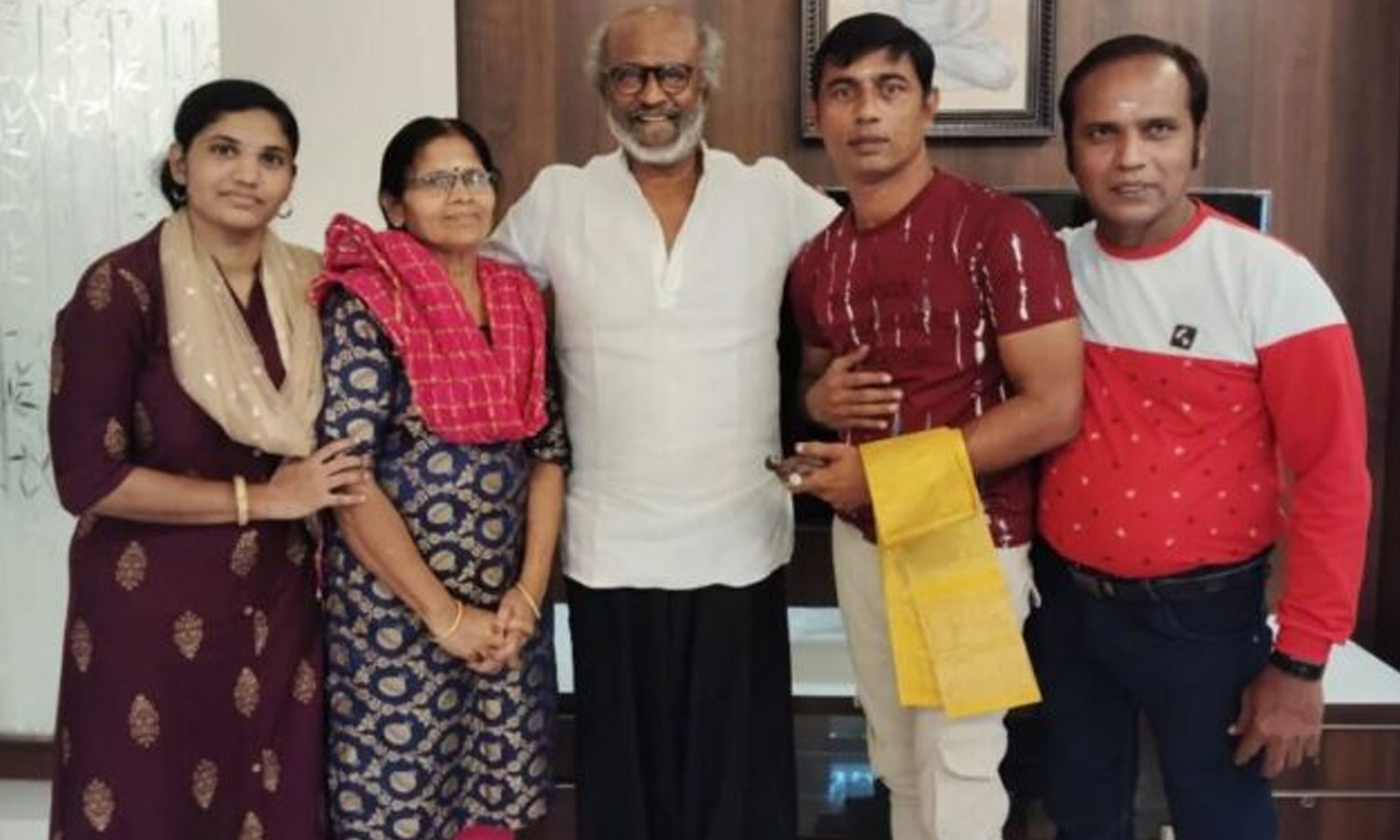 தனக்கு கோவில்கட்டி வழிபட்ட ரசிகர்.. நேரில் அழைத்து சந்தித்த ரஜினிகாந்த் - புகைப்படம் வைரல்