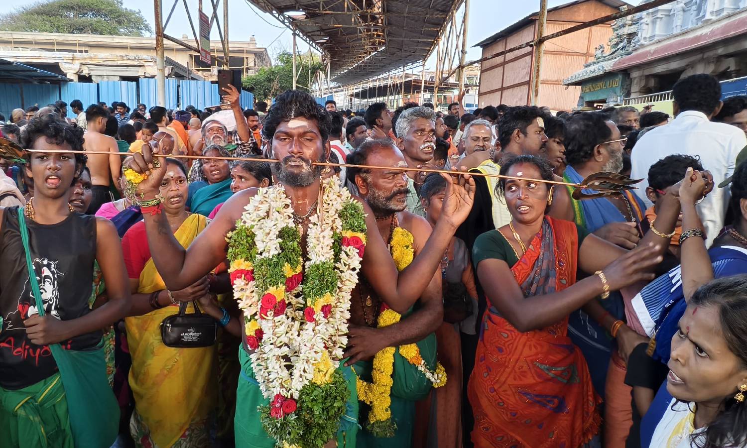 திருச்செந்தூரில் அலைமோதிய பக்தர்கள் கூட்டம்: பாதயாத்திரையாகவும், காவடி எடுத்தும் வந்தனர்