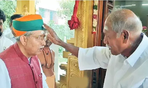 மத்திய மந்திரிக்கு திருநீறு பூசி, ஆசி வழங்கிய புதுச்சேரி முதல்வர் ரங்கசாமி