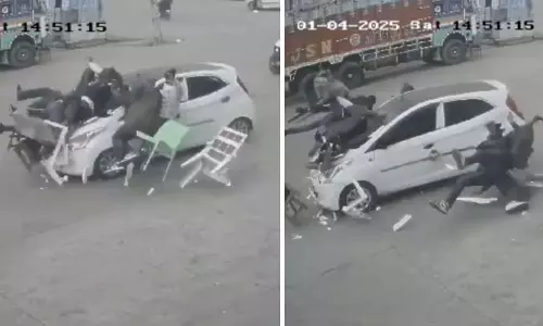 சாலையோரம் அமர்ந்திருந்த 5 பேர் மீது படுவேகத்தில் மோதிய கார்.. அதிர்ச்சி வீடியோ