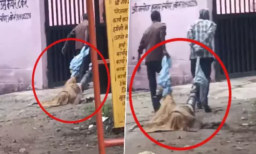 VIDEO: உ.பி.யில் சடலத்தின் கால்களில் கயிறு கட்டி இழுத்து செல்லும் மருத்துவ ஊழியர்கள்