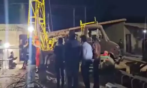 ஆழ்துளை கிணற்றில் விழுந்த இளம்பெண்- மீட்பு பணிகள் தீவிரம்