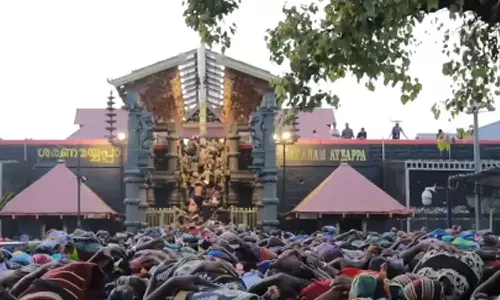 சபரிமலையில் நிரம்பி வழியும் பக்தர்கள் கூட்டம்