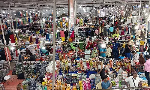 பொங்கல் பண்டிகையையொட்டி ஈரோடு ஜவுளிச்சந்தையில் விடிய விடிய நடந்த விற்பனை