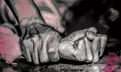 பரீட்சைக்கு வந்த  பெண் பயிற்சி மருத்துவரை பாலியல் வன்கொடுமை செய்த மூத்த மருத்துவர்..