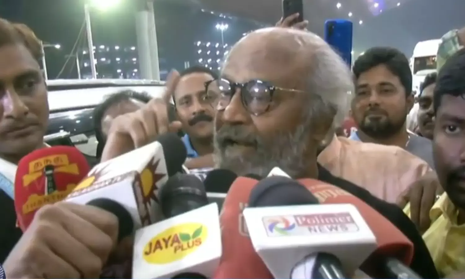 அரசியல் கேள்வி கேட்காதீங்கனு சொல்லியிருக்கேன்.. ரஜினிகாந்த் அரசியல் கேள்வி கேட்காதீங்கனு சொல்லியிருக்கேன்.. ரஜினிகாந்த்