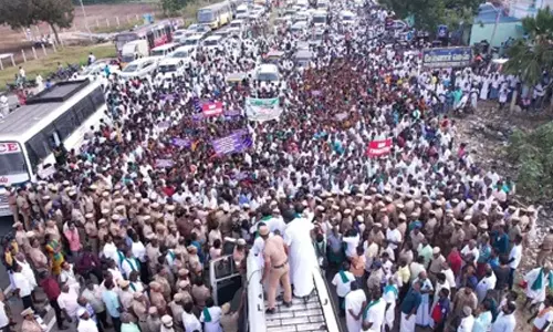 மதுரையில் போராட்டத்தில் ஈடுபட்ட 5,000-க்கும் மேற்பட்டவர்கள் மீது போலீசார் வழக்குப்பதிவு