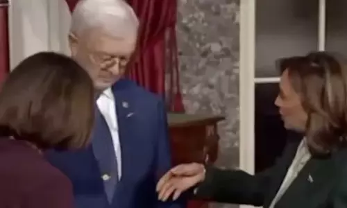 கமலா ஹாரிஸுடன் கைகுலுக்க மறுத்த செனட்டரின் கணவர்- வீடியோ