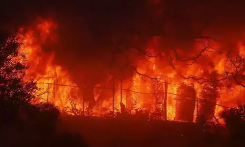 அமெரிக்காவின் லாஸ் ஏஞ்சல்சில் பயங்கர காட்டுத்தீ- 30 ஆயிரம் பேர் வெளியேற்றம்