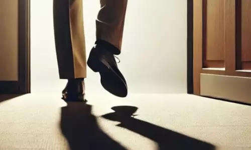 உயிரிழந்த நபர் தனது இறப்பு சான்றிதழுடன்  ஐஏஎஸ் அலுவலகத்துக்கு வந்து உதவி கேட்ட பகீர் சம்பவம்