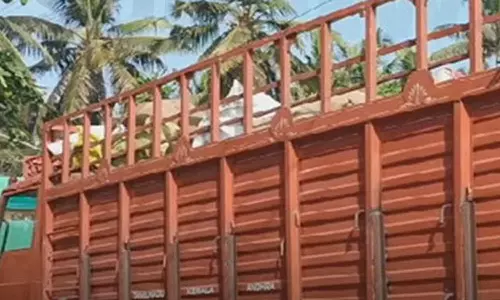 கேரளாவில் இருந்து காய்கறிக் கழிவுகளை ஏற்றி வந்த லாரி பறிமுதல்: ஓட்டுநர், கிளீனர் கைது