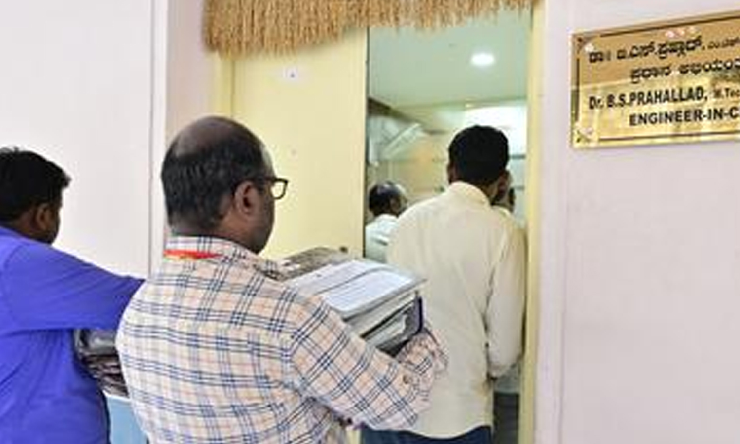 ஆழ்துளை கிணறு திட்ட முறைகேடு: பெங்களூரு மாநகராட்சி அலுவலகங்களில் அதிரடி சோதனை- முக்கிய ஆவணங்கள் சிக்கின