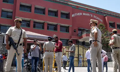 டெல்லி பள்ளிகளுக்கு வெடிகுண்டு மிரட்டல் விடுக்கப்பட்டதால் பரபரப்பு