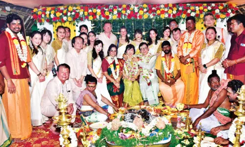 இந்து முறைப்படி திருமணம் செய்த தைவான் காதல் ஜோடி