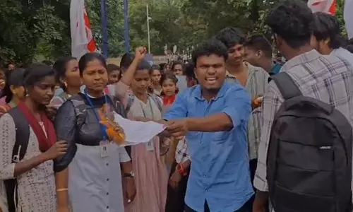 பல்கலைக்கழக துணைவேந்தர் நியமன விவகாரம் : யுஜிசி நகலை எரித்து மாணவர்கள் போராட்டம்