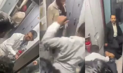 Video: ஓடும் ரெயிலில் பயணியை கொடூரமாக தாக்கிய ரெயில்வே ஊழியர்கள்